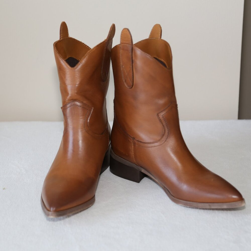 Brand New! Made in Italy ACCADEMIA smooth leather ankle boots pointed toe 37